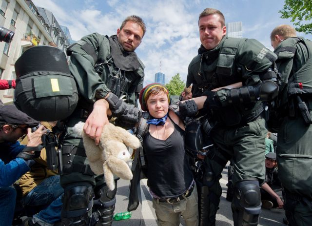 Εκατοντάδες διαδηλωτές κατά της λιτότητας σε προσωρινή κράτηση στη Φρανκφούρτη