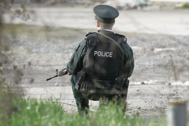 Με κατηγορίες για τρομοκρατία συνελήφθησαν τρεις «αυτονομιστές» στη Βόρεια Ιρλανδία