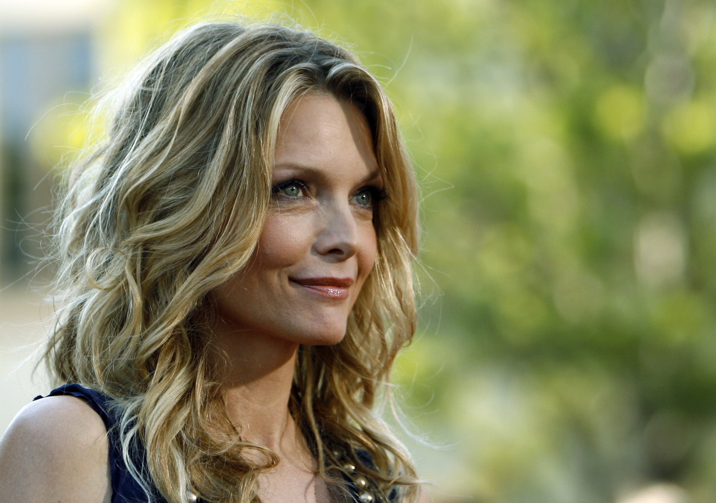 Μισέλ Φάιφερ: η επιστροφή της εκθαμβωτικής ξανθιάς σταρ