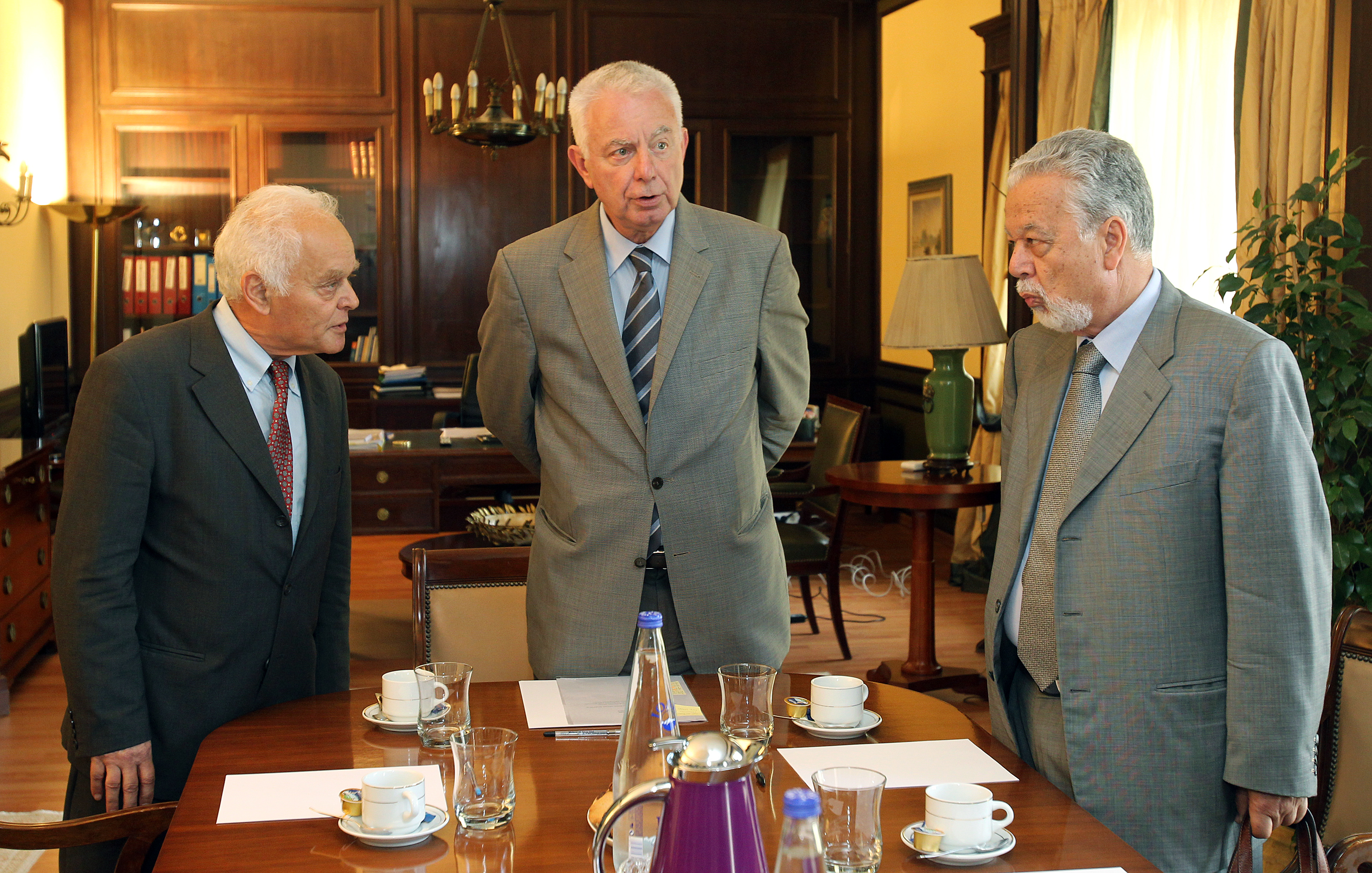 Η μείωση της εκλογικής δαπάνης στο επίκεντρο διυπουργικής σύσκεψης υπό τον πρωθυπουργό