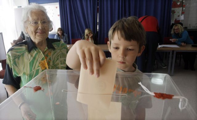 Μεταξύ Τάντιτς και Νίκολιτς διαλέγουν οι Σέρβοι στις προεδρικές κάλπες
