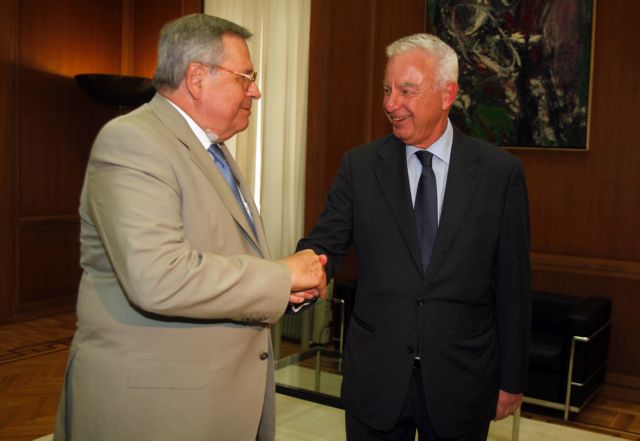 Συνάντηση με τον Θάνο Τζήμερο και τον Στέφανο Μάνο είχε ο πρωθυπουργός