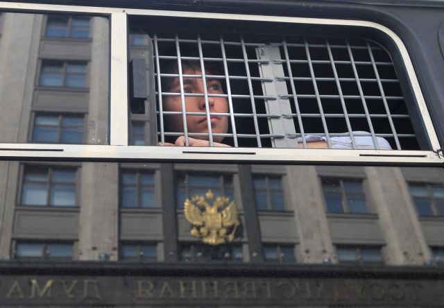 Ρωσίδα νύφη συνελήφθη την ώρα της γαμήλιας δεξίωσης για το φόνο ενός άνδρα