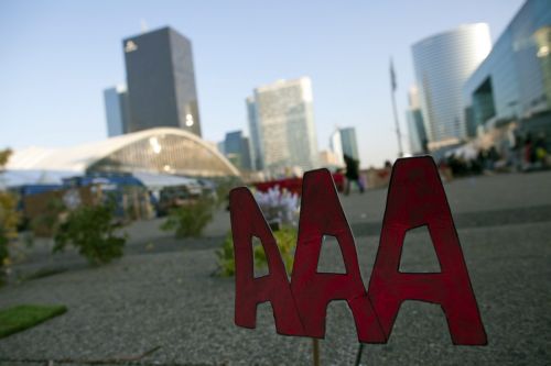 «Δώρο» στον Φρανσουά Ολάντ κάνει ο Moody’s το «ΑΑΑ»