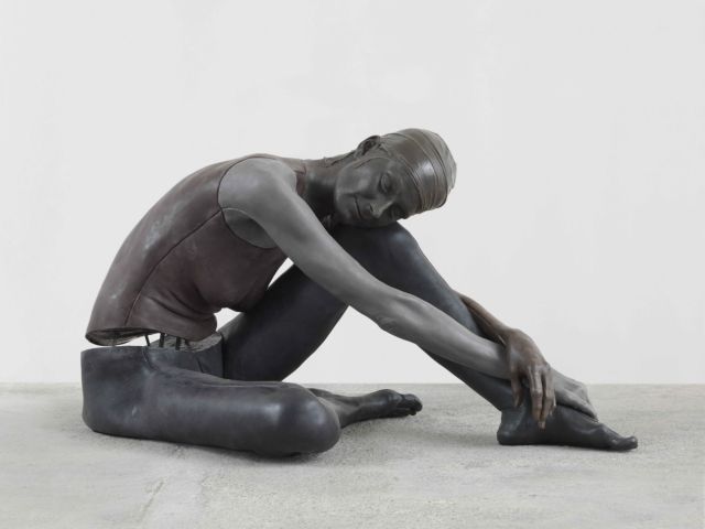 Οι γυμνές και ευάλωτες φιγούρες του Ούγκο Ροντινόνε στο Μουσείο Κυκλαδικής Τέχνης