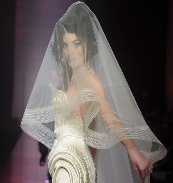 Το πέπλο του μυστηρίου