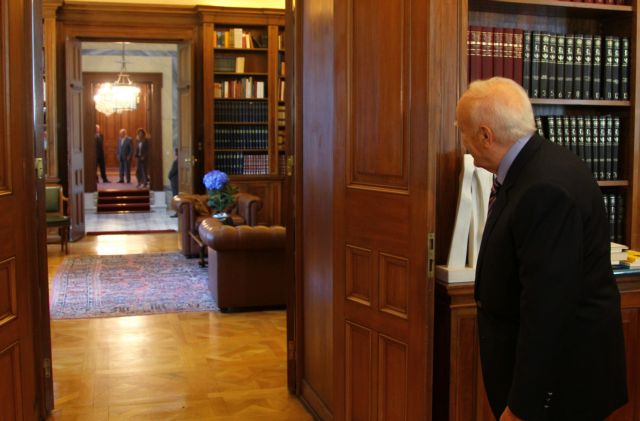 Ενημέρωση Πικραμμένου σε Παπούλια για τα αποτελέσματα της Συνόδου Κορυφής