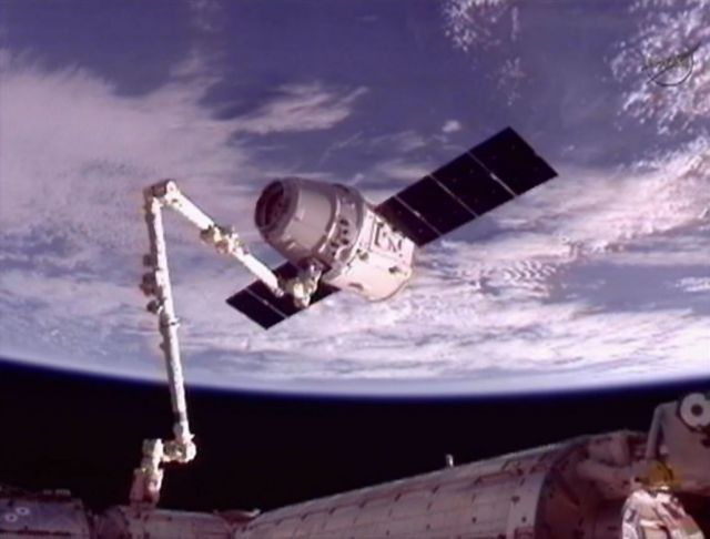 Iστορική στιγμή η πρόσδεση του πρώτου εμπορικού σκάφους στον ISS
