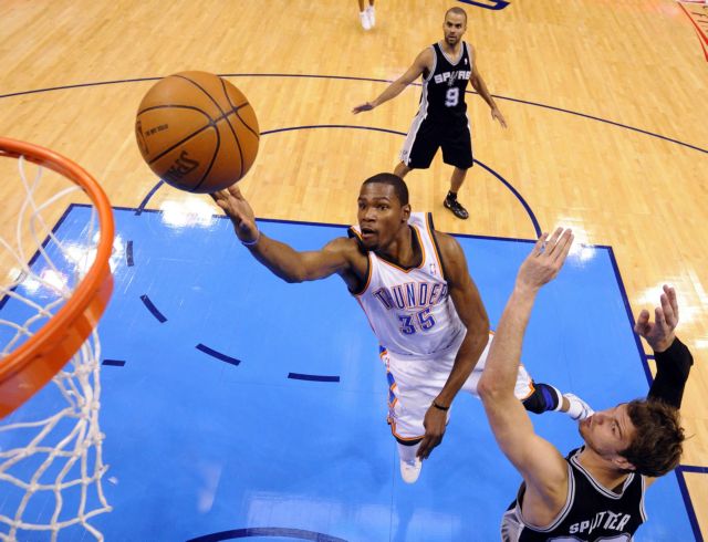 Οι Θάντερ σταμάτησαν το σερί των Σπερς και μείωσαν σε 2-1
