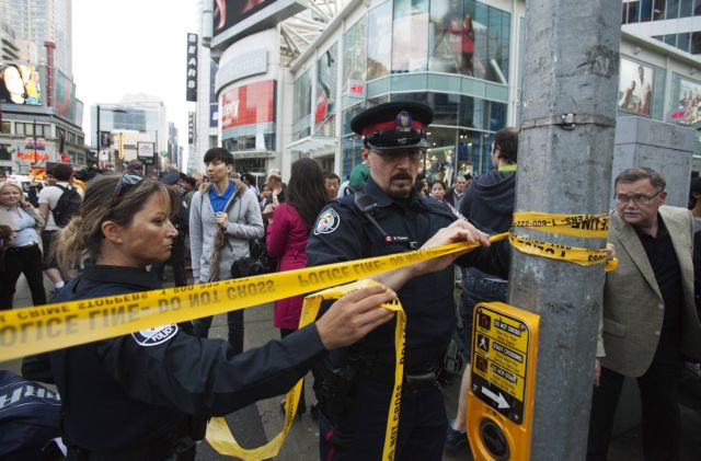 Αιματηρή επίθεση με ένα νεκρό σε εμπορικό κέντρο στο Τορόντο του Καναδά