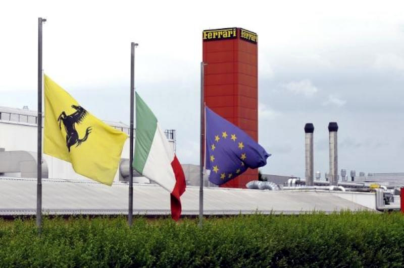 Η φωτογραφία της ημέρας: Τρίτη 5 Ιουνίου: Μεσίστιες κυματίζουν οι σημαίες στο Μaranello