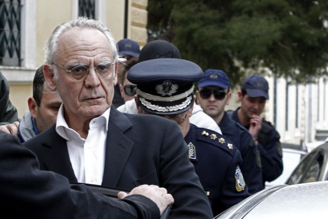 Διοικητική ποινή επιβλήθηκε στον Άκη Τσοχατζόπουλο για τη χρήση κινητού