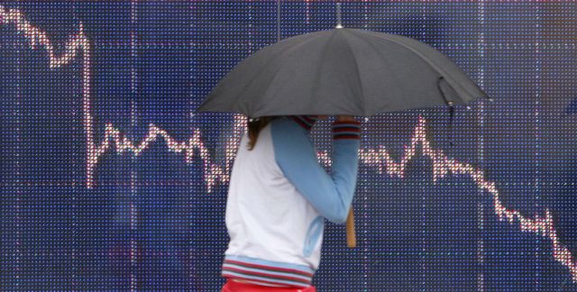 Σε επίπεδα 1990, στις 476,36 μονάδες, κατακρημνίστηκε το Χρηματιστήριο