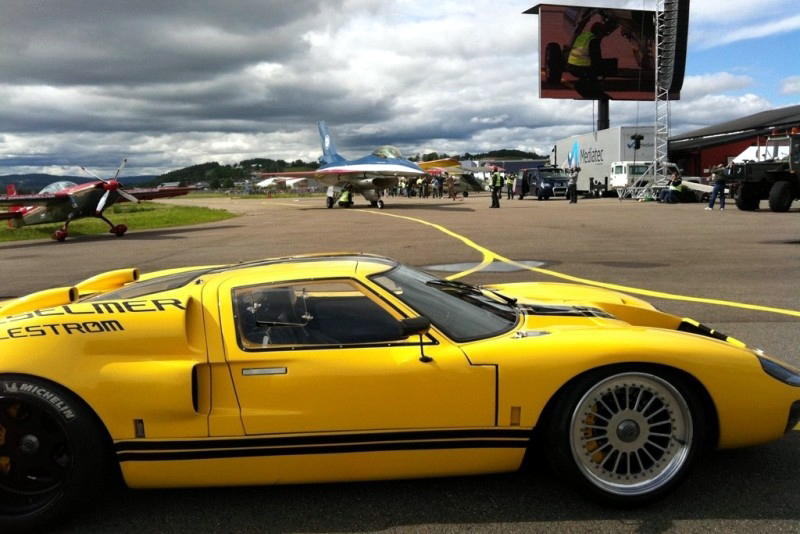 O  M. Ostberg «κοντράρει» αεροπλάνο