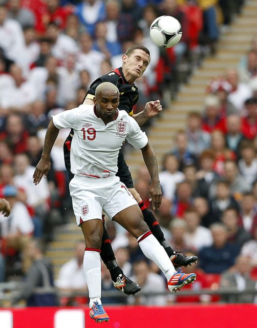 Ο Ντεφόε θρηνεί το χαμό του πατέρα του θα παίξει όμως στην πρεμιέρα της Αγγλίας