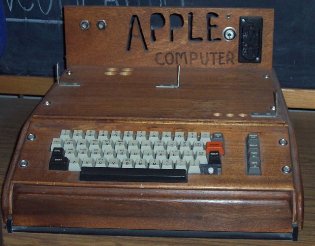 Στο σφυρί ένας από τους πρώτους υπολογιστές Apple
