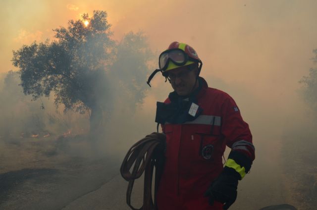 Πύρινα μέτωπα στη Μάνδρα Αττικής και στα Μέγαρα