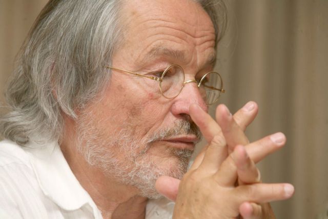 Οι ευρωπαϊκές χώρες βρίσκονται σε μια δίνη παραλογισμού, λέει ο σκηνοθέτης Πέτερ Στάιν