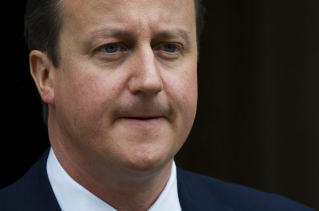 Τις στενές σχέσεις με την Ρεμπέκα Μπρουκς επιβεβαίωσε ο Κάμερον