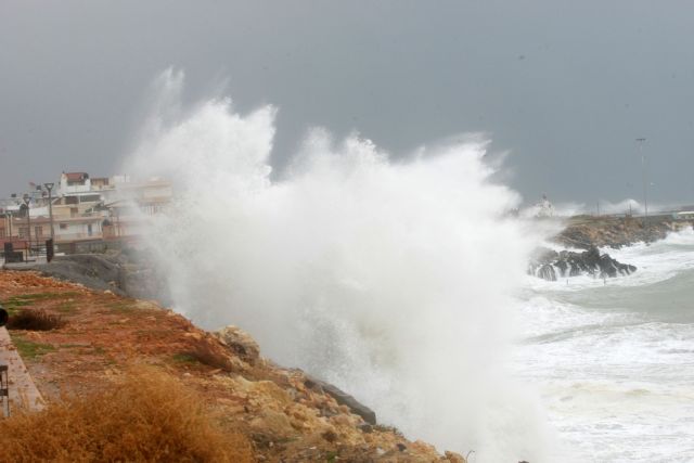 Στο λιμάνι της Τήνου προσέκρουσε το «Νήσος Χίος» λόγω ισχυρών ανέμων