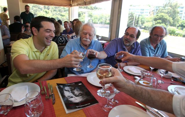Στο κέντρο της Αθήνας με δημοσιογράφους ο Αλέξης Τσίπρας
