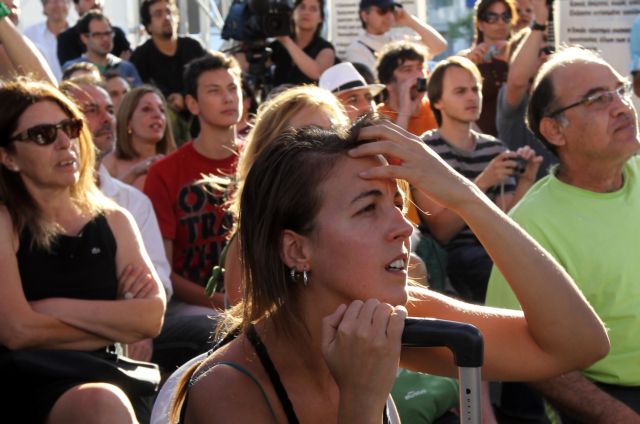 Κλίμα αναμονής στα εκλογικά κέντρα της ΝΔ και του ΣΥΡΙΖΑ