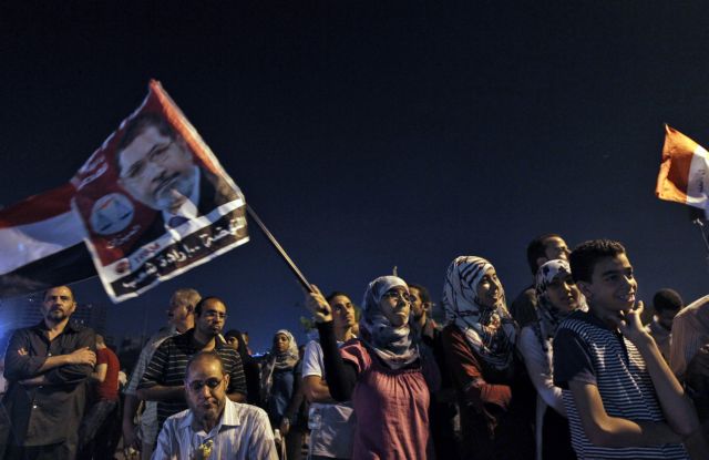 Στους δρόμους κατά του αιγυπτιακού Στρατιωτικού Συμβουλίου οι Αδελφοί Μουσουλμάνοι