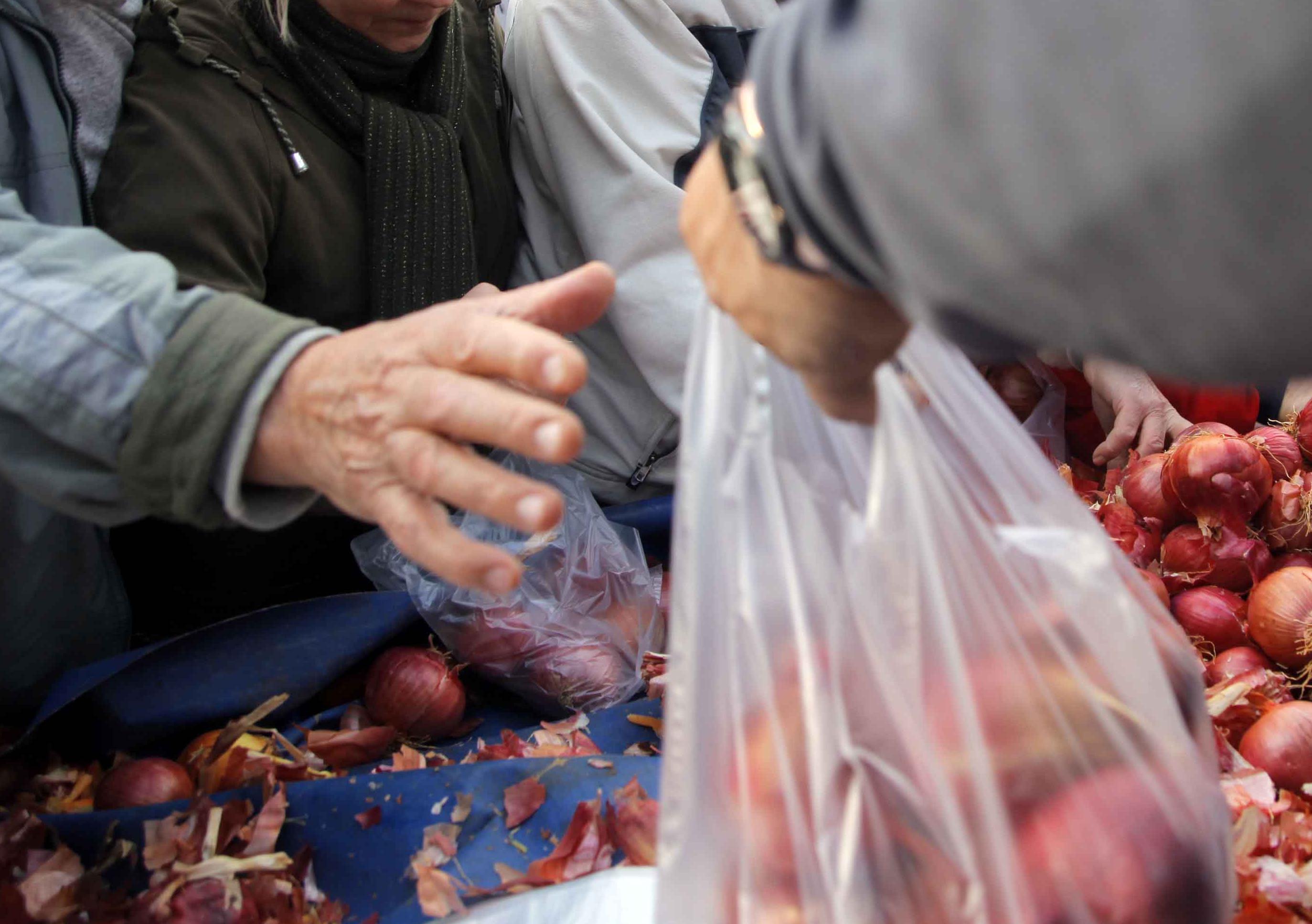Στην ουρά εκατοντάδες πολίτες στο Πεδίον του Άρεως για την προμήθεια δωρεάν οπωροκηπευτικών