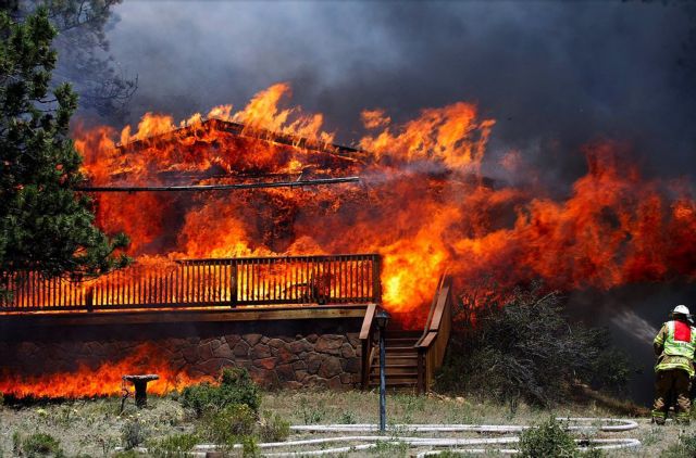Καταστροφικές πυρκαγιές αναγκάζουν χιλιάδες άτομα στο Κολοράντο να εγκαταλείψουν τα σπίτια τους