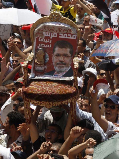 Συμβολικό όρκο ενώπιον του αιγυπτιακού λαού έδωσε ο Μούρσι στην Ταχρίρ
