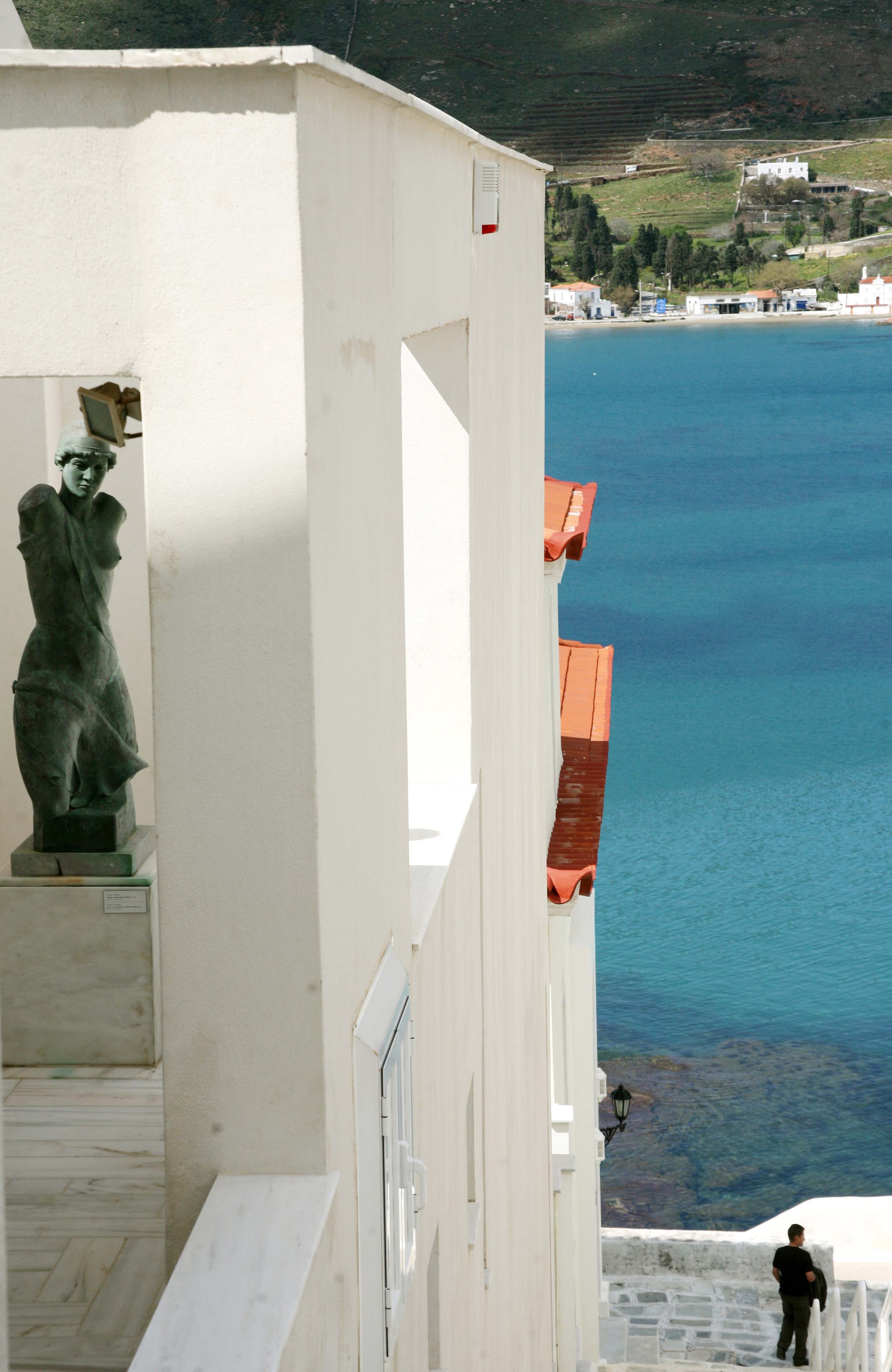 «Προσεγγίζοντας τον σουρεαλισμό» στο ίδρυμα Βασίλη και Ελίζας Γουλανδρή στην Άνδρο