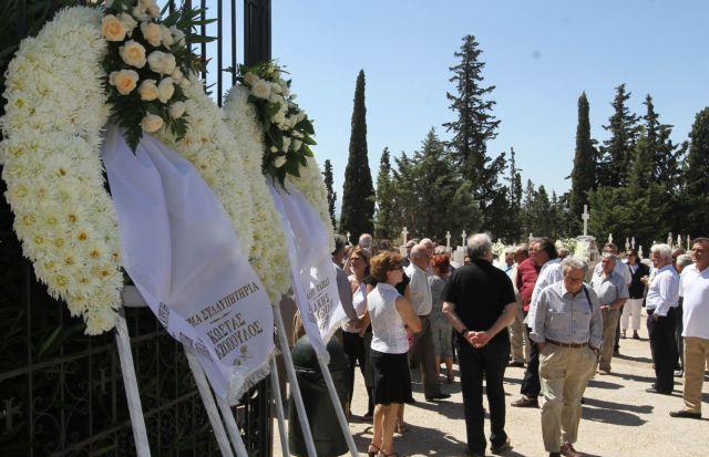 Πλήθος κόσμου για το τελευταίο «αντίο» στον Θύμιο Καρακατσάνη