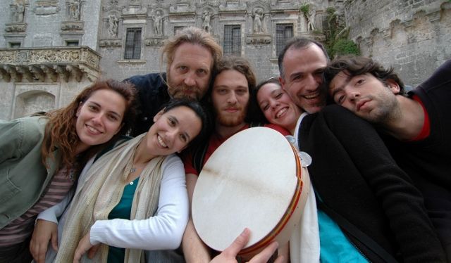 Ποίηση και μουσική κατακλύζει την Τρίτη την πλατεία Κλαυθμώνος