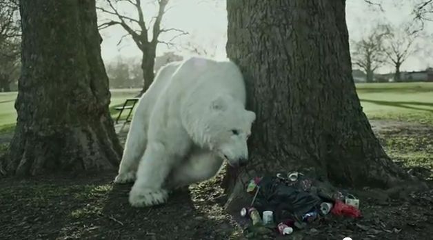Μία πολική αρκούδα στο Λονδίνο, το βίντεο-συναγερμός για την Αρκτική