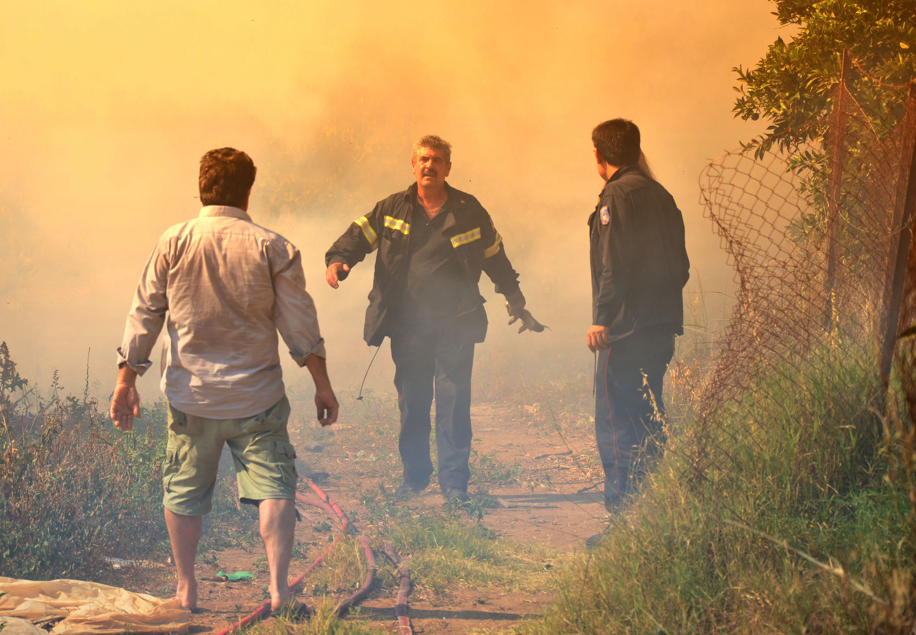 Μεγάλη πυρκαγιά σε αποθήκες στον Ασπρόπυργο