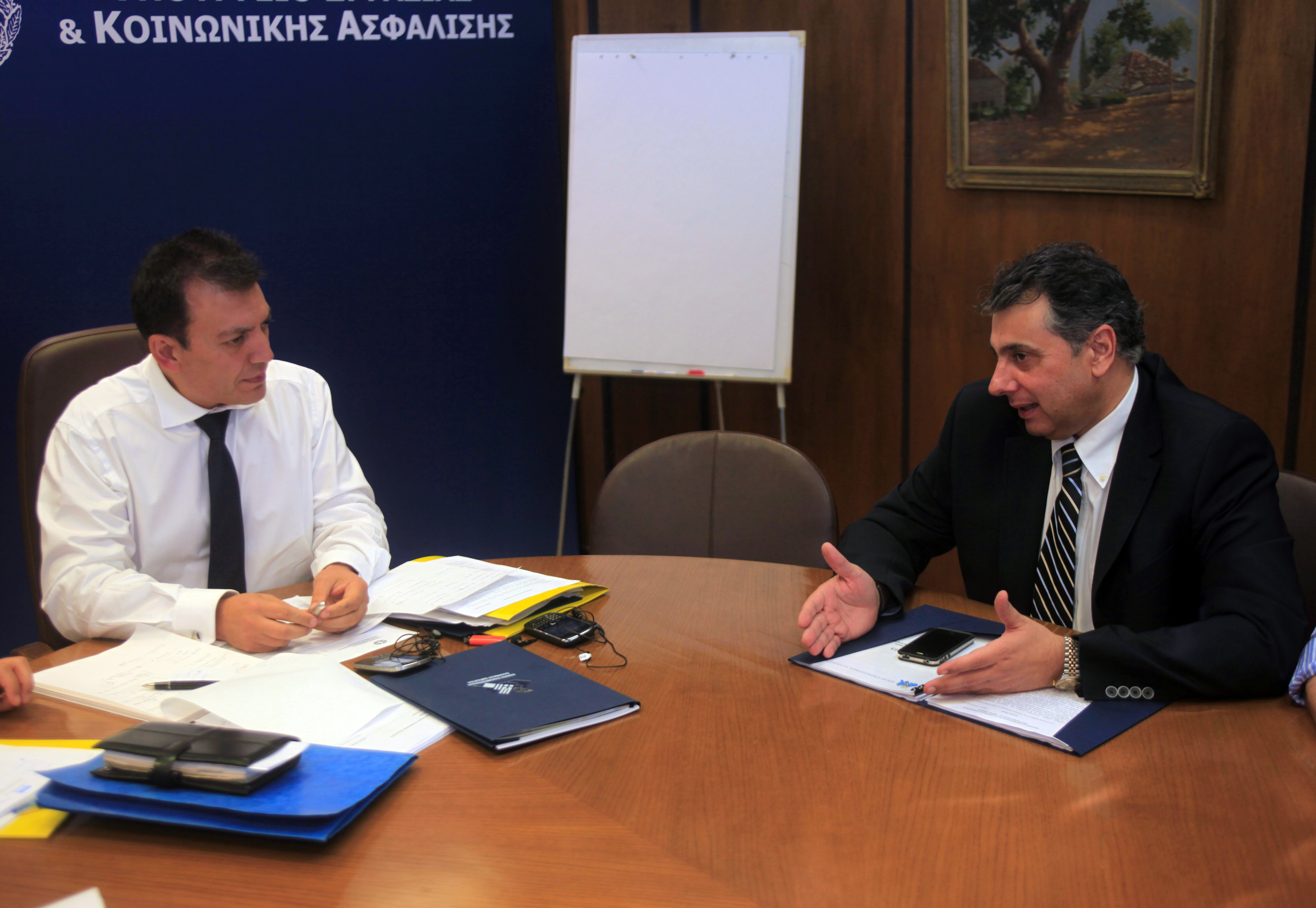 Επαναφορά μισθών σε προ κρίσης επίπεδα και τριετές «πάγωμα» προτείνει η ΕΣΕΕ