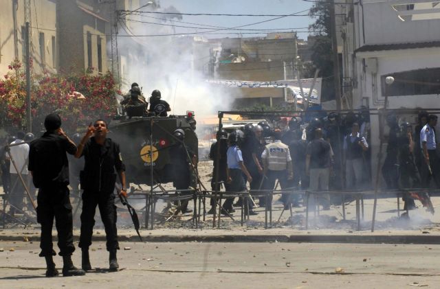 Συνελήφθη η μητέρα του Τυνήσιου αυτόχειρα που έφερε την Αραβική Άνοιξη