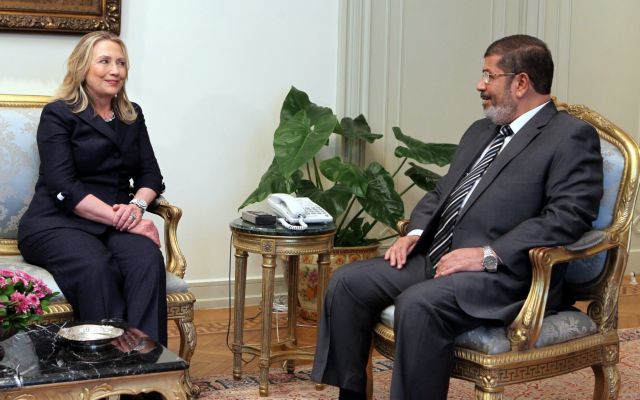 Με μήνυμα για την προσέγγιση προέδρου-στρατού έφτασε στην Αίγυπτο η Κλίντον