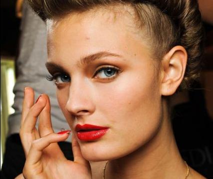 Το νυφικό μανικιούρ γίνεται έντονο