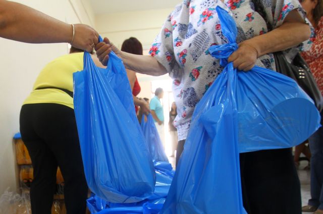 Διανομή τροφίμων σε άπορους και οικονομικά αδύναμους από το δήμο Αθηναίων