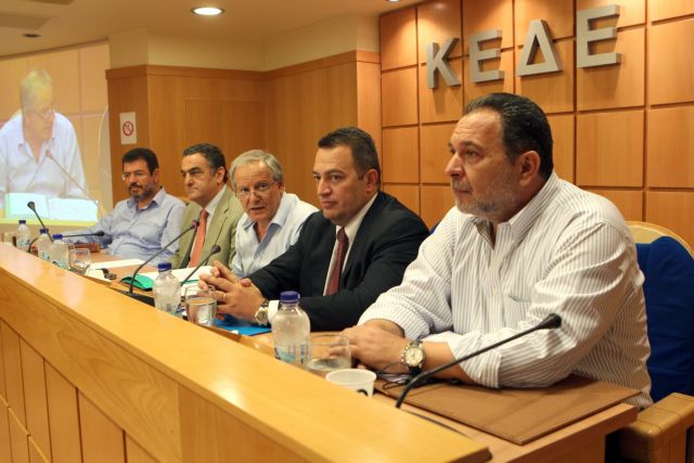 Με μαζικές παραιτήσεις απειλούν οι δήμαρχοι αν υπάρξουν νέες περικοπές