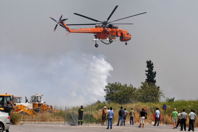 Συνεχίζεται η μάχη με τις φλόγες στην Αχαΐα, τρεις τραυματίες πυροσβέστες
