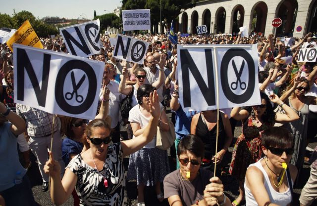 Συνεχίζουν τις καθημερινές τους κινητοποιήσεις κατά των μέτρων λιτότητας οι Ισπανοί