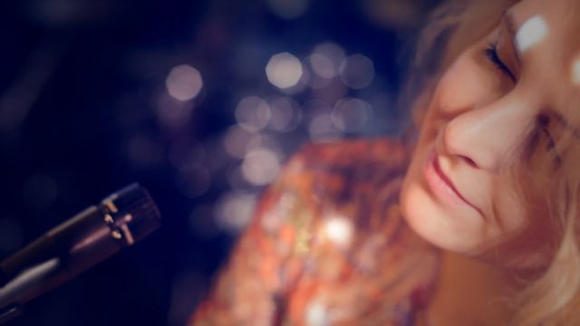 Η Μαριέττα Φαφούτη τραγουδά με θέα τη φωτισμένη Ακρόπολη