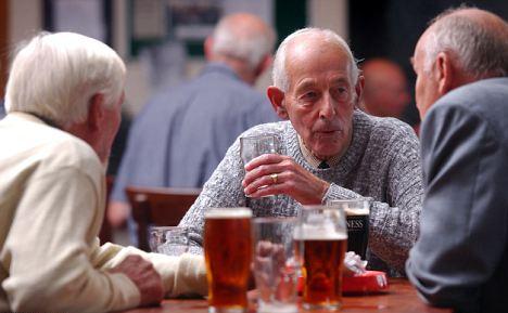 Κίνδυνος άνοιας για τους ηλικιωμένους που πίνουν αλκοόλ
