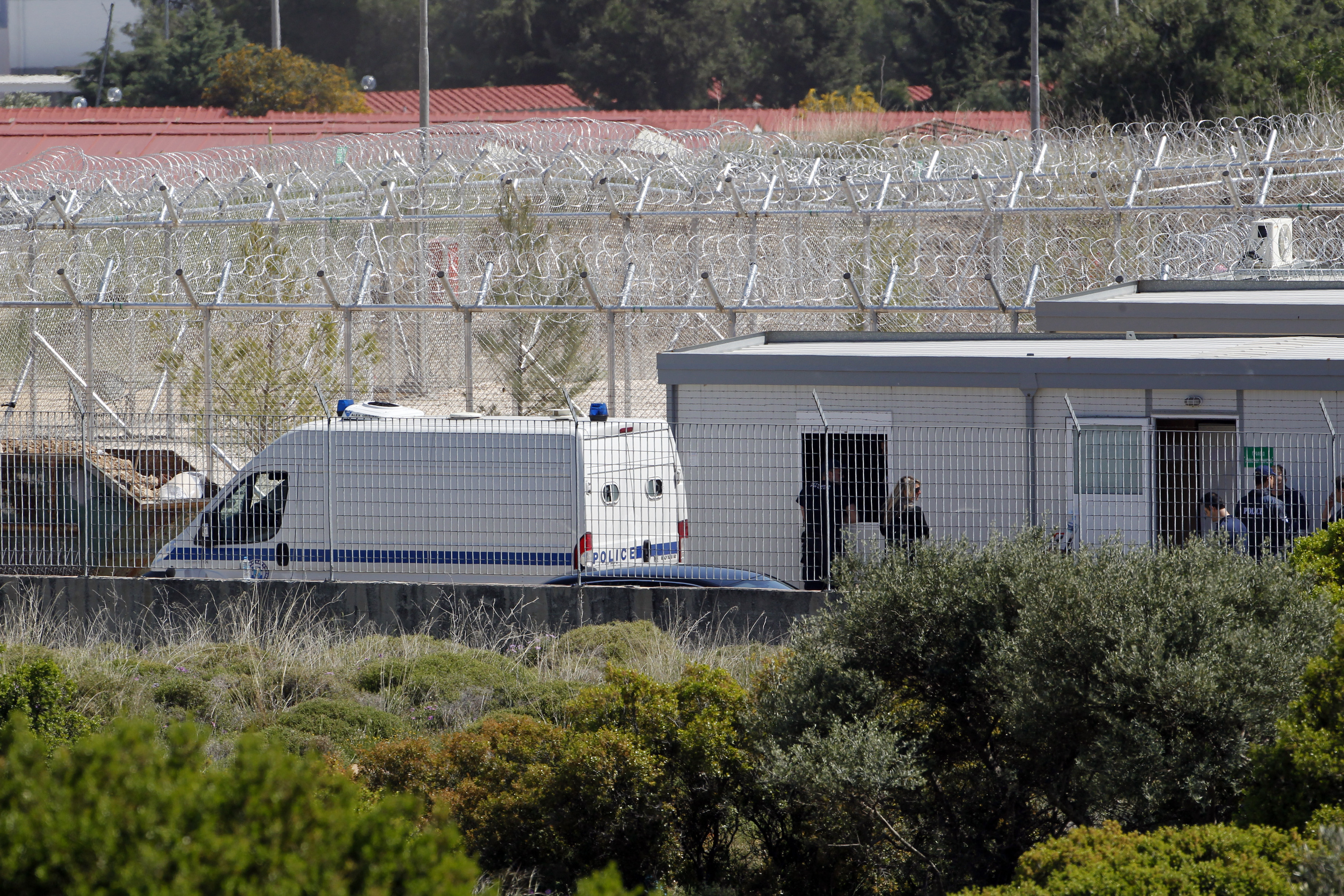 Κέντρο κράτησης παράνομων μεταναστών στην Αθήνα ανήγγειλε ο Γ.Καμίνης