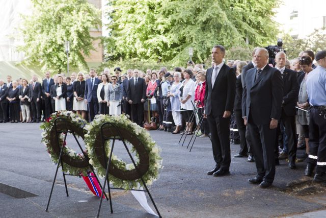 Τη μνήμη των θυμάτων του Μπρέιβικ τιμά η Νορβηγία ένα χρόνο μετά το μακελειό