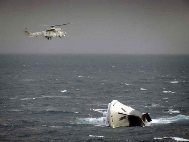 Ιστιοφόρο με έναν ενήλικα και τέσσερα παιδιά προσάραξε έξω από τη Μυτιλήνη