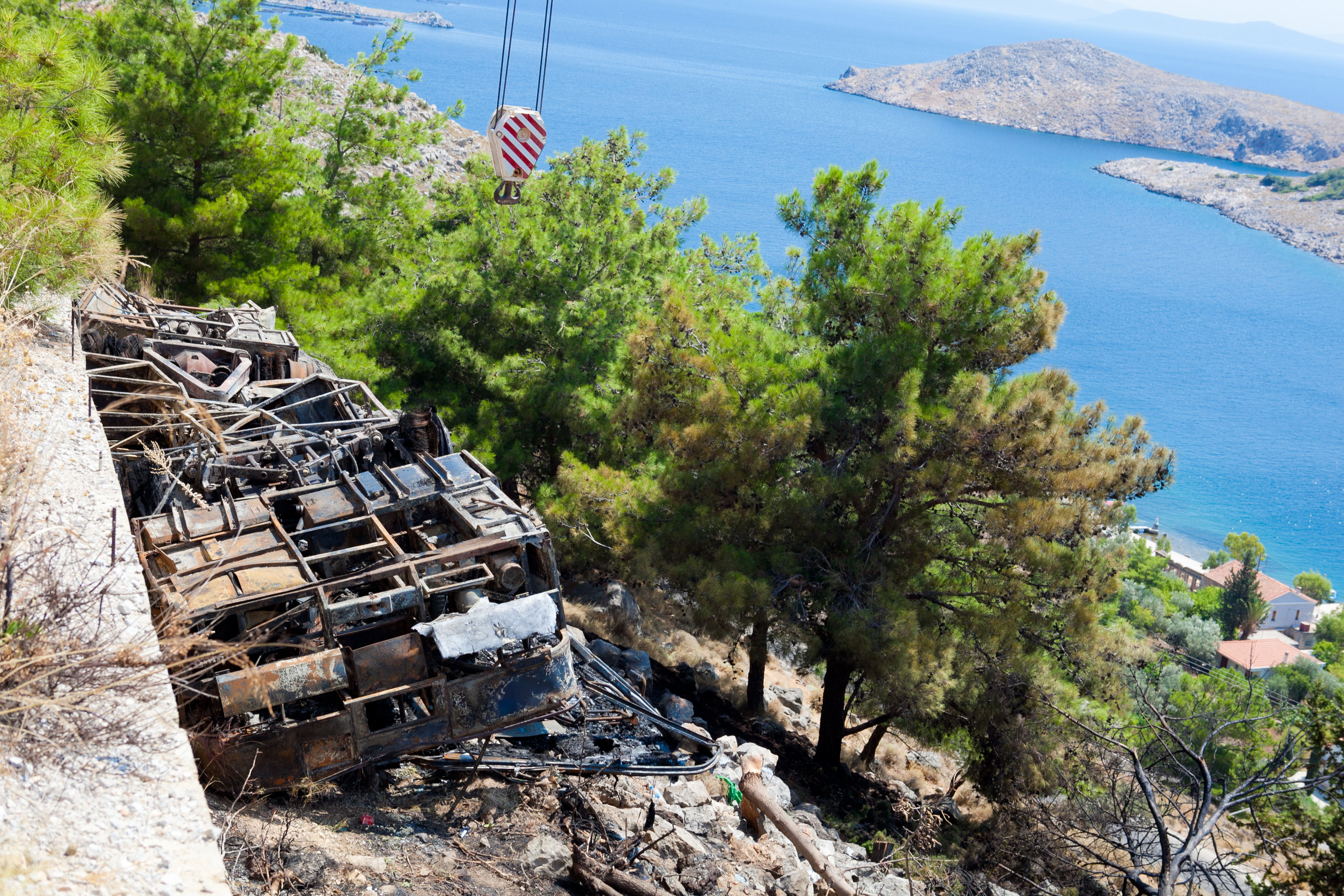 Τρεις νεκροί και εννέα τραυματίες από πτώση λεωφορείου σε χαράδρα στη Χίο