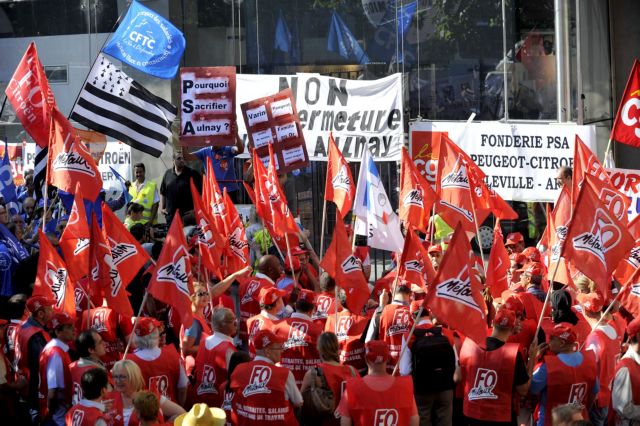 Διαδηλώνουν στο Παρίσι οι εργαζόμενοι της Peugeot κόντρα στις απολύσεις